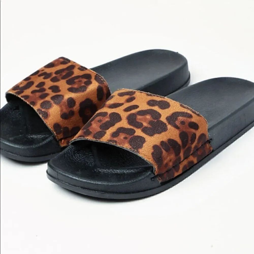 Leopard printed flat sandals 